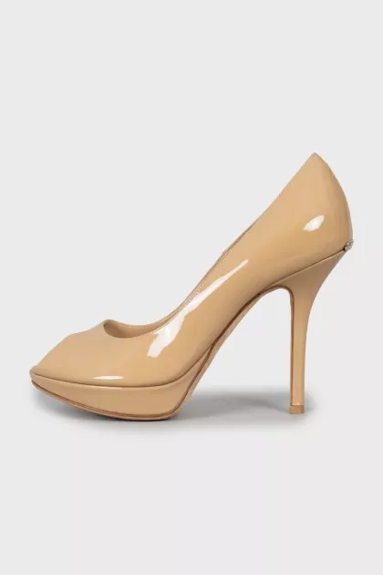 Beige patent leather shoes