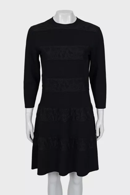 Fitted dress decorated with lace