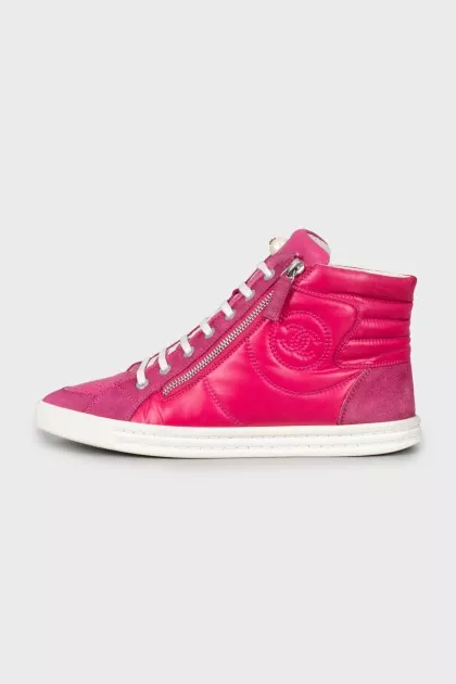 Pink sneakers with embroidered logo