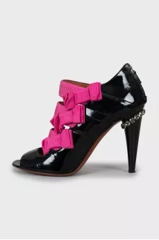 Patent leather sandals with bows