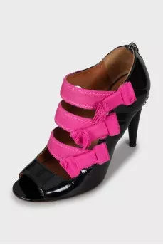 Patent leather sandals with bows