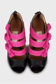 Patent leather sandals with bows