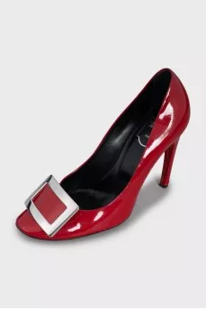 Patent leather shoes with buckle