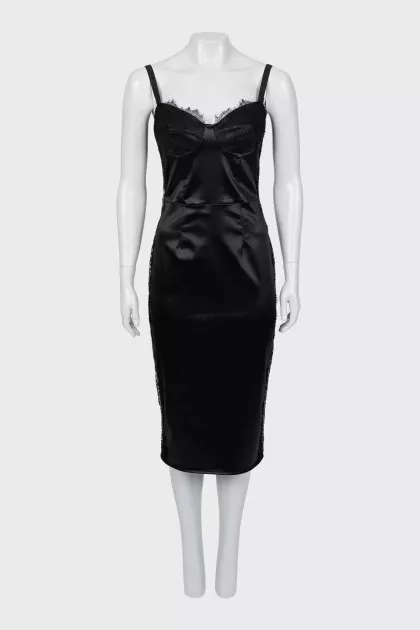 Dress with straps decorated with lace