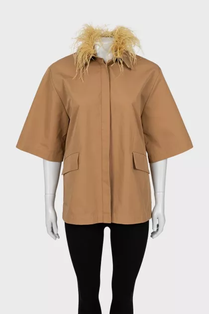 Loose shirt decorated with feathers