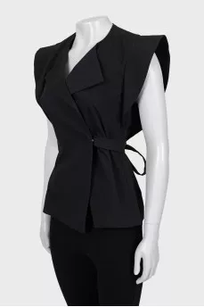 Fitted vest with tag