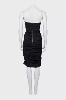 Платье с открытыми плечами и драпировкой