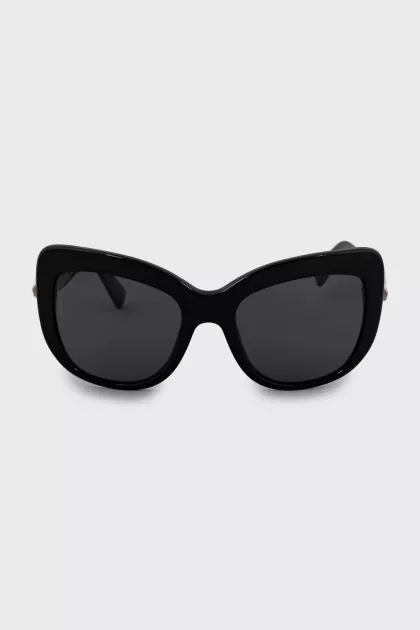 Sunglasses decorated with flowers
