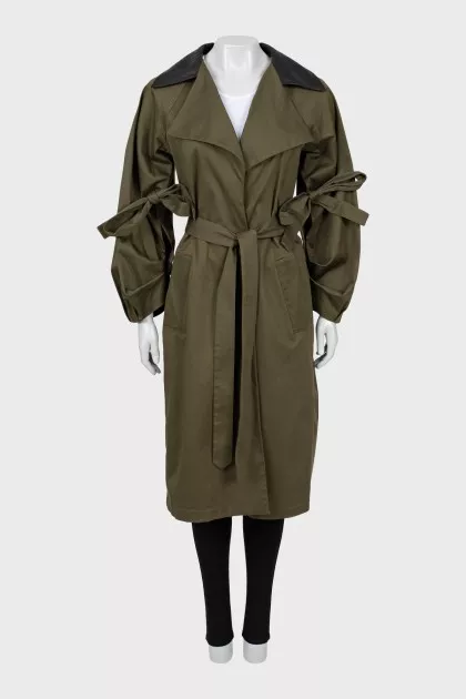 A cloak decorated with bows on the sleeves