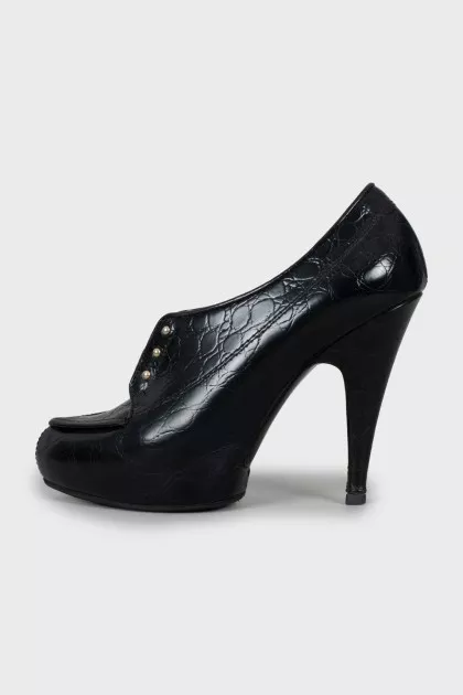 Leather shoes with gold decor