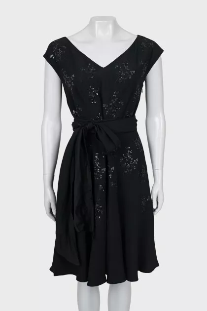 Sleeveless dress decorated with sequins