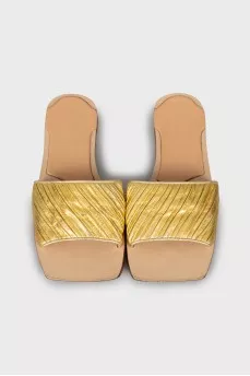Leather flip flops in gold color