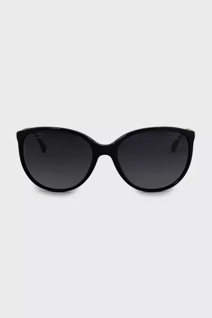 Sunglasses with rhinestones on the temples