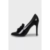 Stiletto heels decorated with a bow