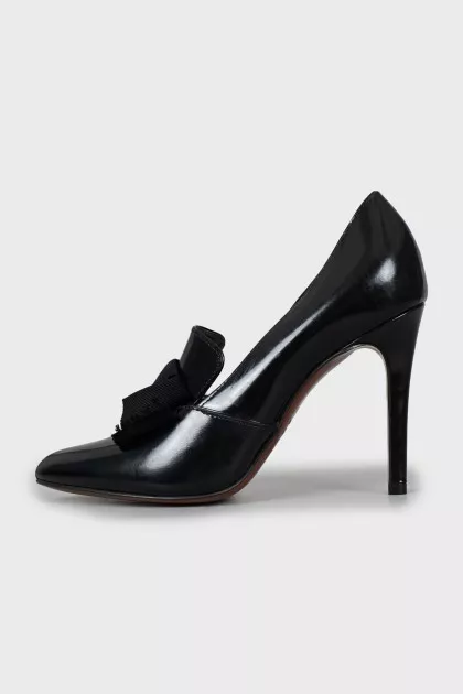 Stiletto heels decorated with a bow