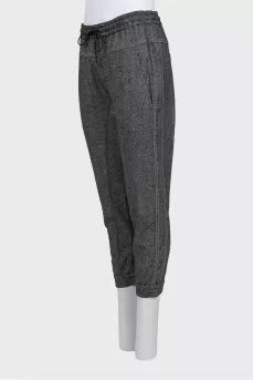 Trousers with printed pattern and raised seams