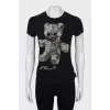 Tight T-shirt decorated with rhinestones
