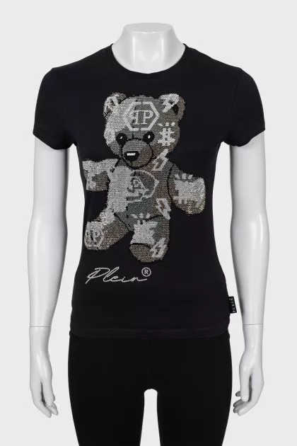 Tight T-shirt decorated with rhinestones