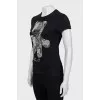 Tight T-shirt decorated with rhinestones