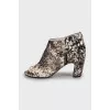 Short pile ankle boots with tag