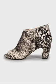 Short pile ankle boots with tag