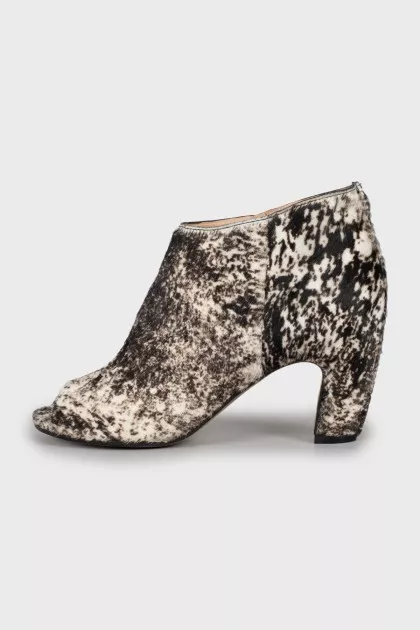 Short pile ankle boots with tag