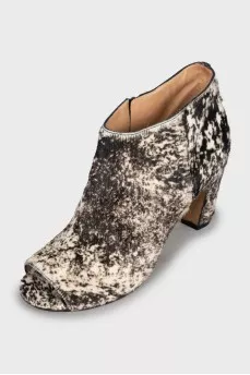 Short pile ankle boots with tag