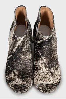 Short pile ankle boots with tag