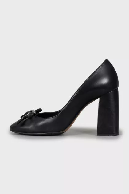 Leather shoes decorated with bows