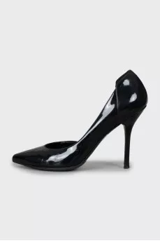 Patent leather shoes in black color