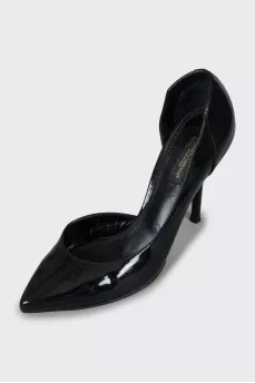 Patent leather shoes in black color