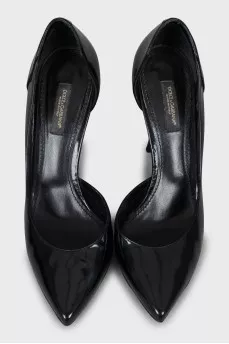 Patent leather shoes in black color