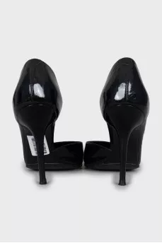 Patent leather shoes in black color