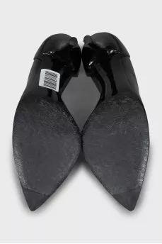 Patent leather shoes in black color