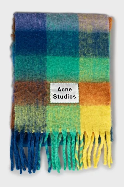 Checkered scarf in a combination of colors