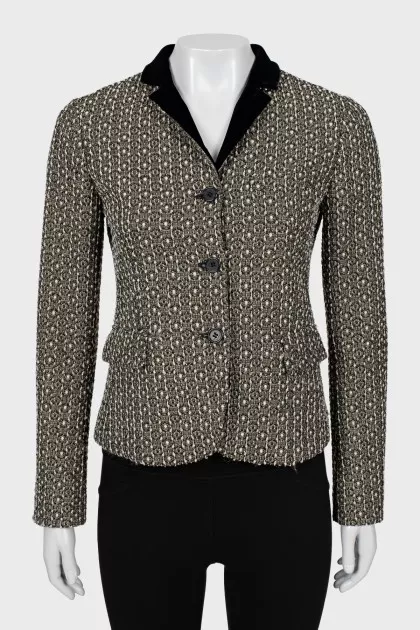Fitted jacket with a relief pattern