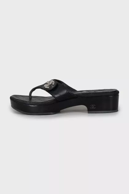 Leather flip flops with silver logo
