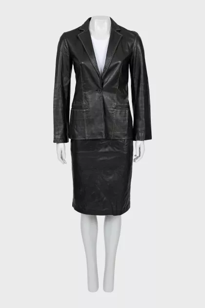 Leather suit with contrasting seams