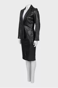 Leather suit with contrasting seams