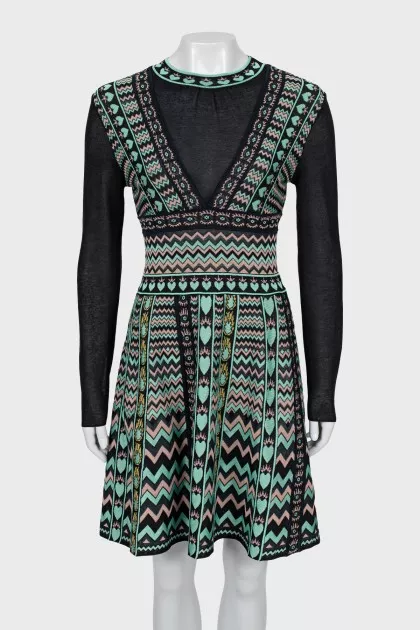 Dress with pattern and long sleeves