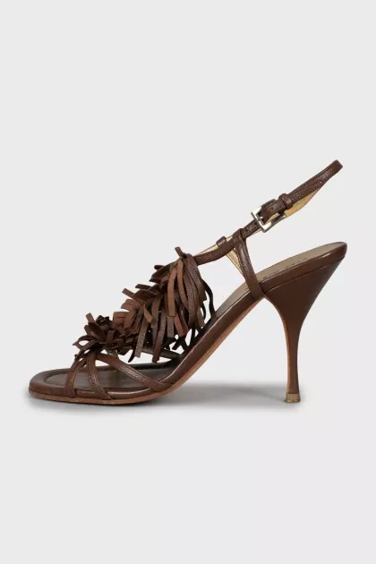 Leather sandals decorated with fringe