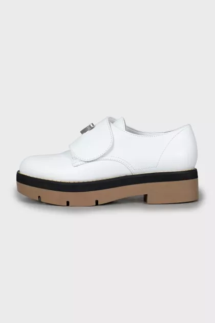 White shoes with twist buckle