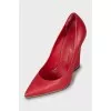 Leather shoes with a figured wedge heel