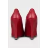 Leather shoes with a figured wedge heel