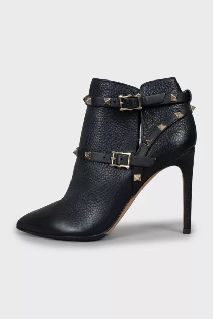 Leather ankle boots decorated with spikes