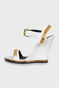 Leather sandals decorated with chain
