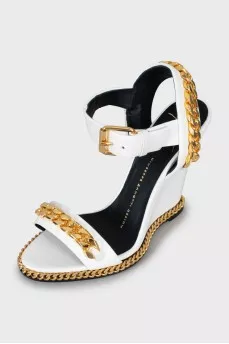 Leather sandals decorated with chain