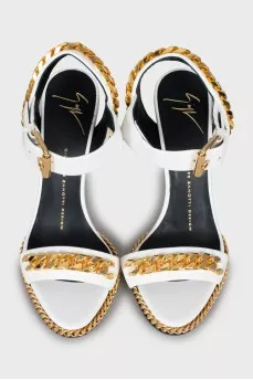 Leather sandals decorated with chain