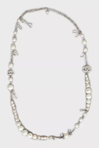 Silver necklace with artificial pearls