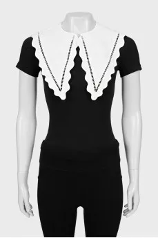 Collar decorated with embroidery